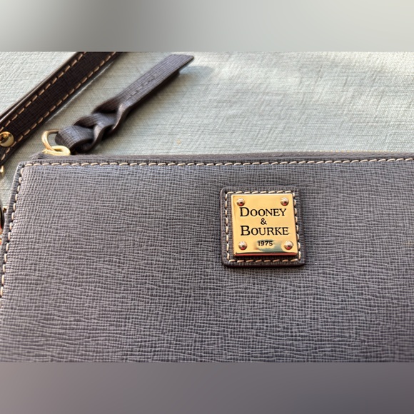 NWOT Dooney & Bourke Gray Wallet Wristlet with Gold Hardware New without tags - Picture 2 of 9